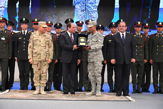 الرئيس السيسي يكرم أمهات وزوجات الشهداء فى الندوة التثقيفية للقوات المسلحة (34)