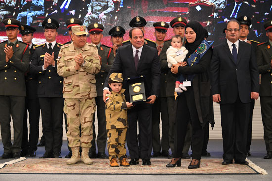 الرئيس السيسي يكرم أمهات وزوجات الشهداء فى الندوة التثقيفية للقوات المسلحة (10)