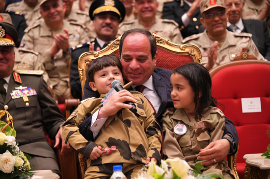الرئيس السيسي يكرم أمهات وزجات الشهداء فى الندوة التثقيفية للقوات المسلحة (12)