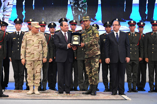 الرئيس السيسي يكرم أمهات وزوجات الشهداء فى الندوة التثقيفية للقوات المسلحة (35)