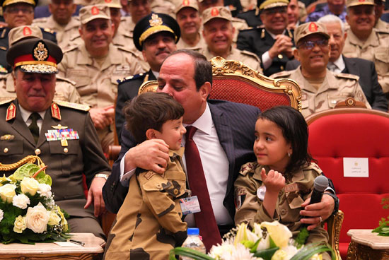 الرئيس السيسي يكرم أمهات وزجات الشهداء فى الندوة التثقيفية للقوات المسلحة (11)