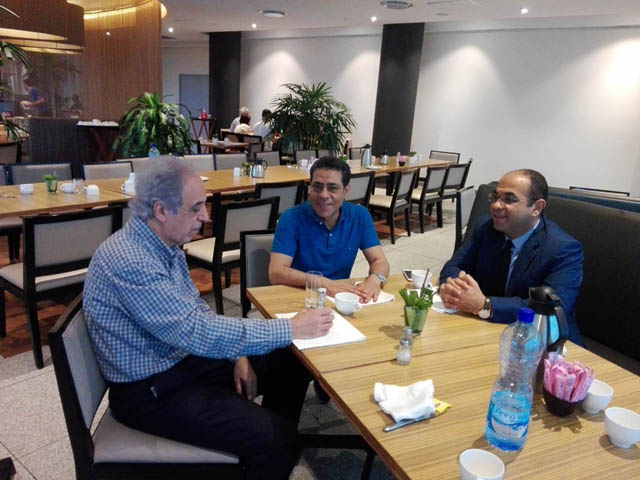 طارق قنديل مع سفير مصر بالجابون
