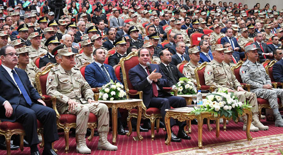 الرئيس السيسي يكرم أمهات وزجات الشهداء فى الندوة التثقيفية للقوات المسلحة (1)