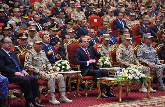 الرئيس السيسي يكرم أمهات وزجات الشهداء فى الندوة التثقيفية للقوات المسلحة (2)