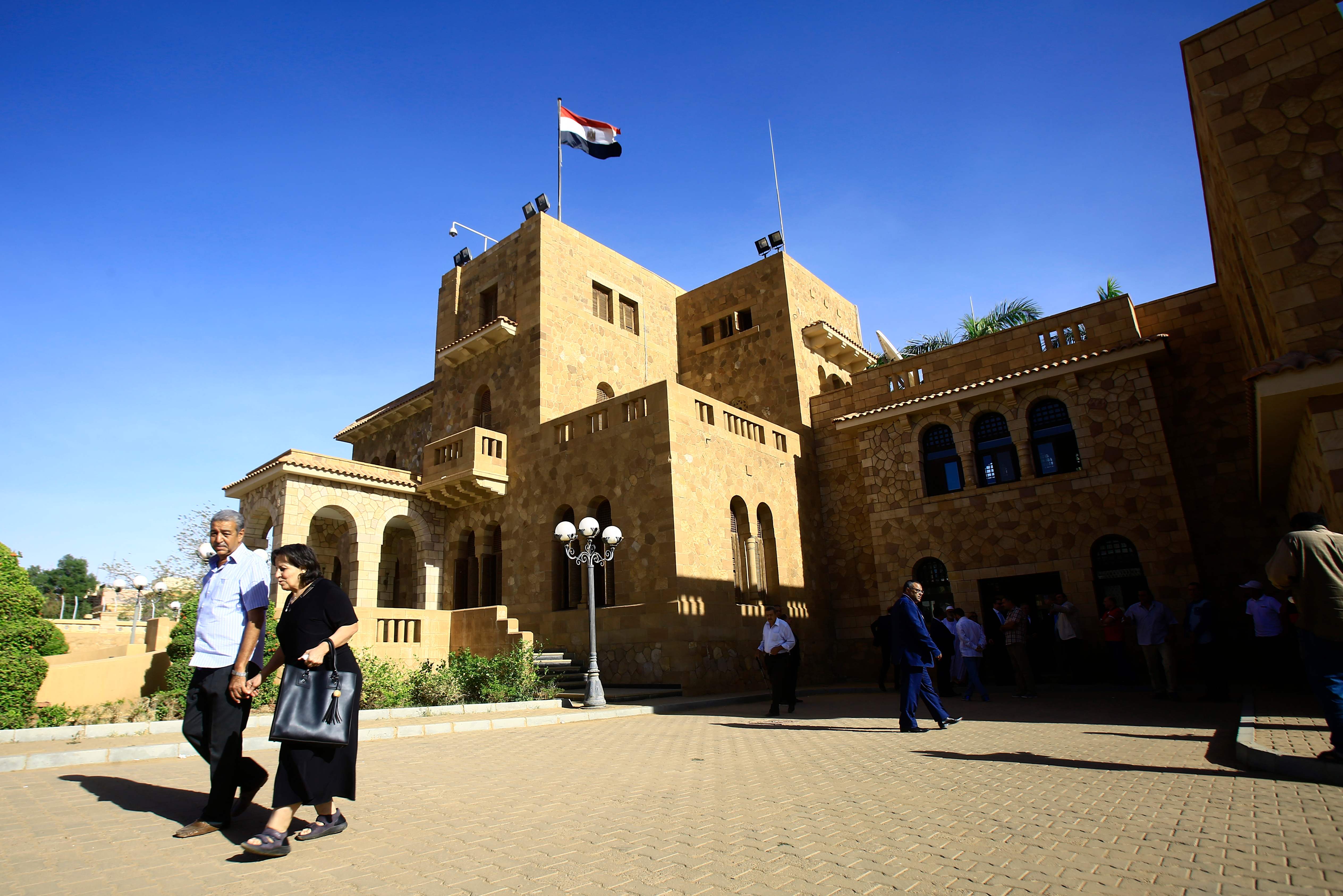توافد المصريين على السفارة المصرية بالسودان 