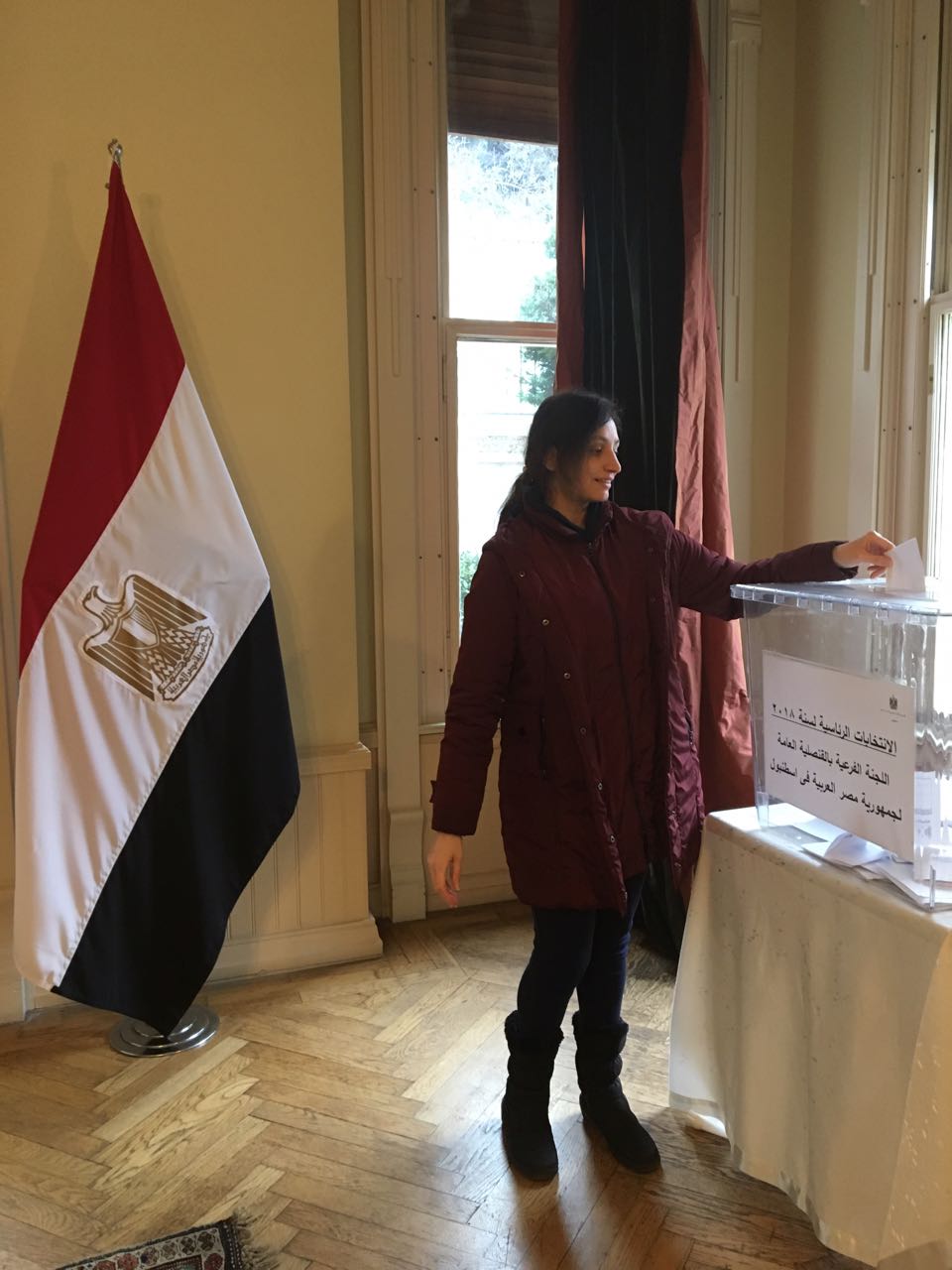 فتاة مصرية تدلى بصوتها فى القنصلية