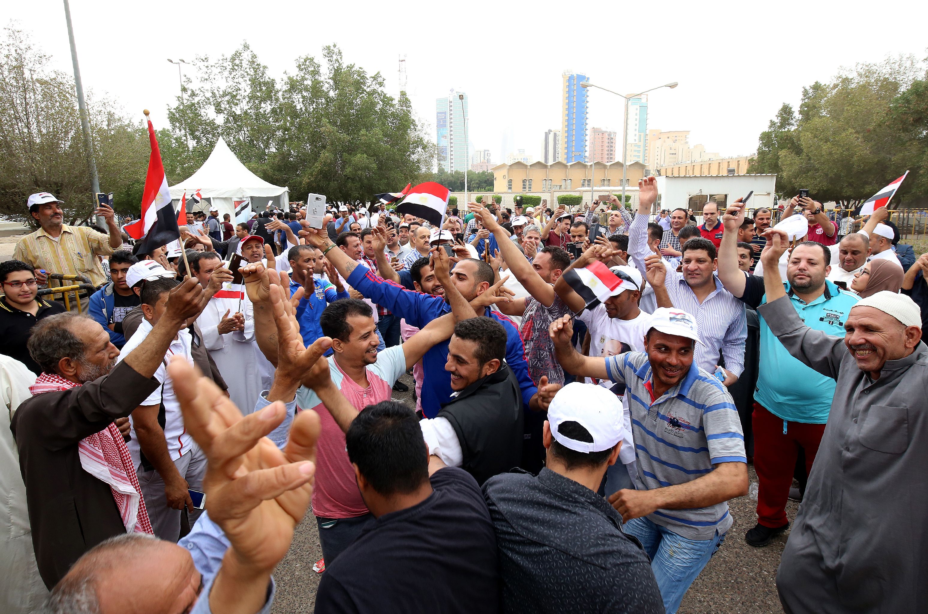 فرحة المصريين في الكويت بالمشاركة في الانتخابات