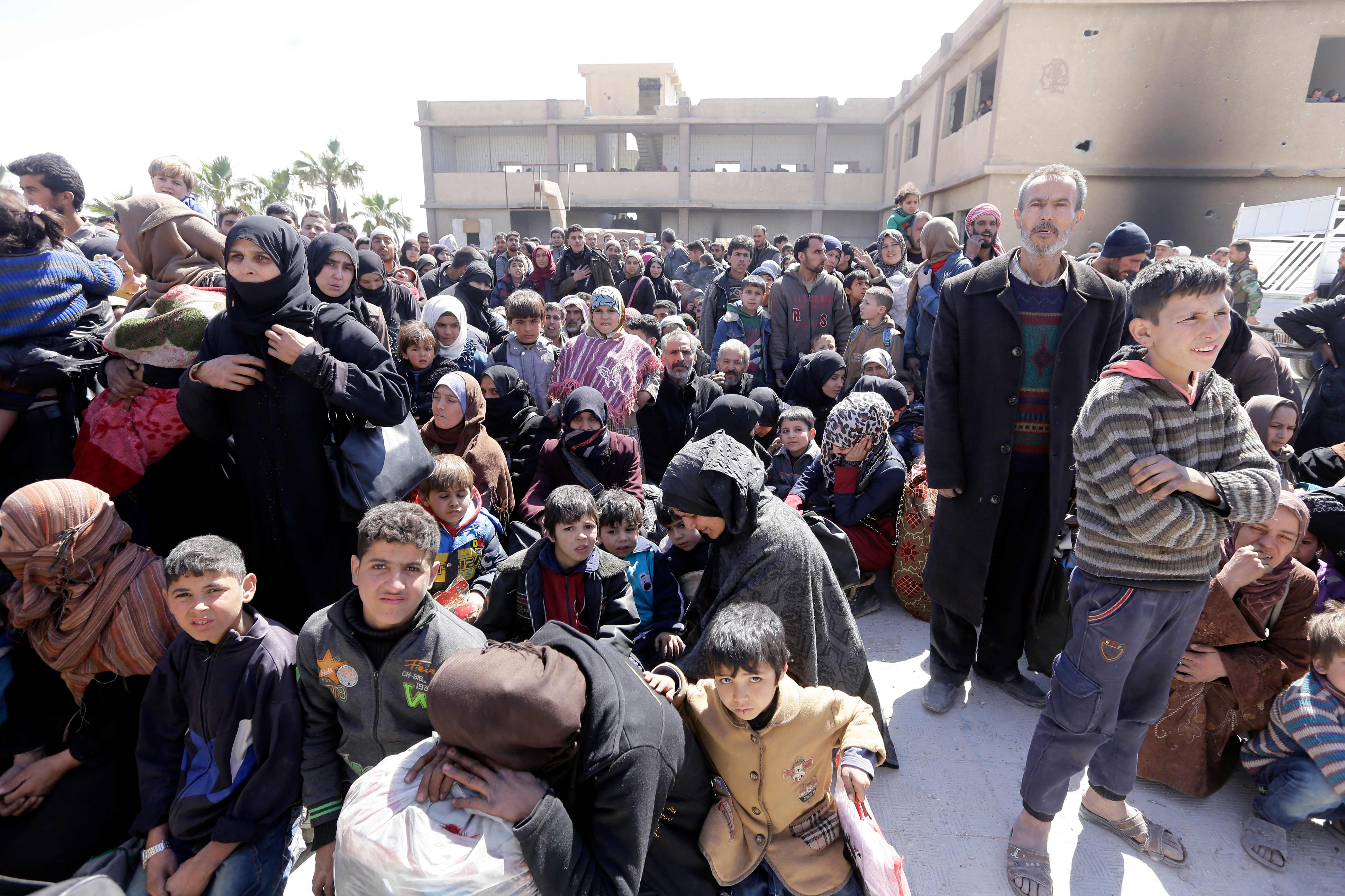 ركوب المدنيين السايرات للخروج من الغوطة 
