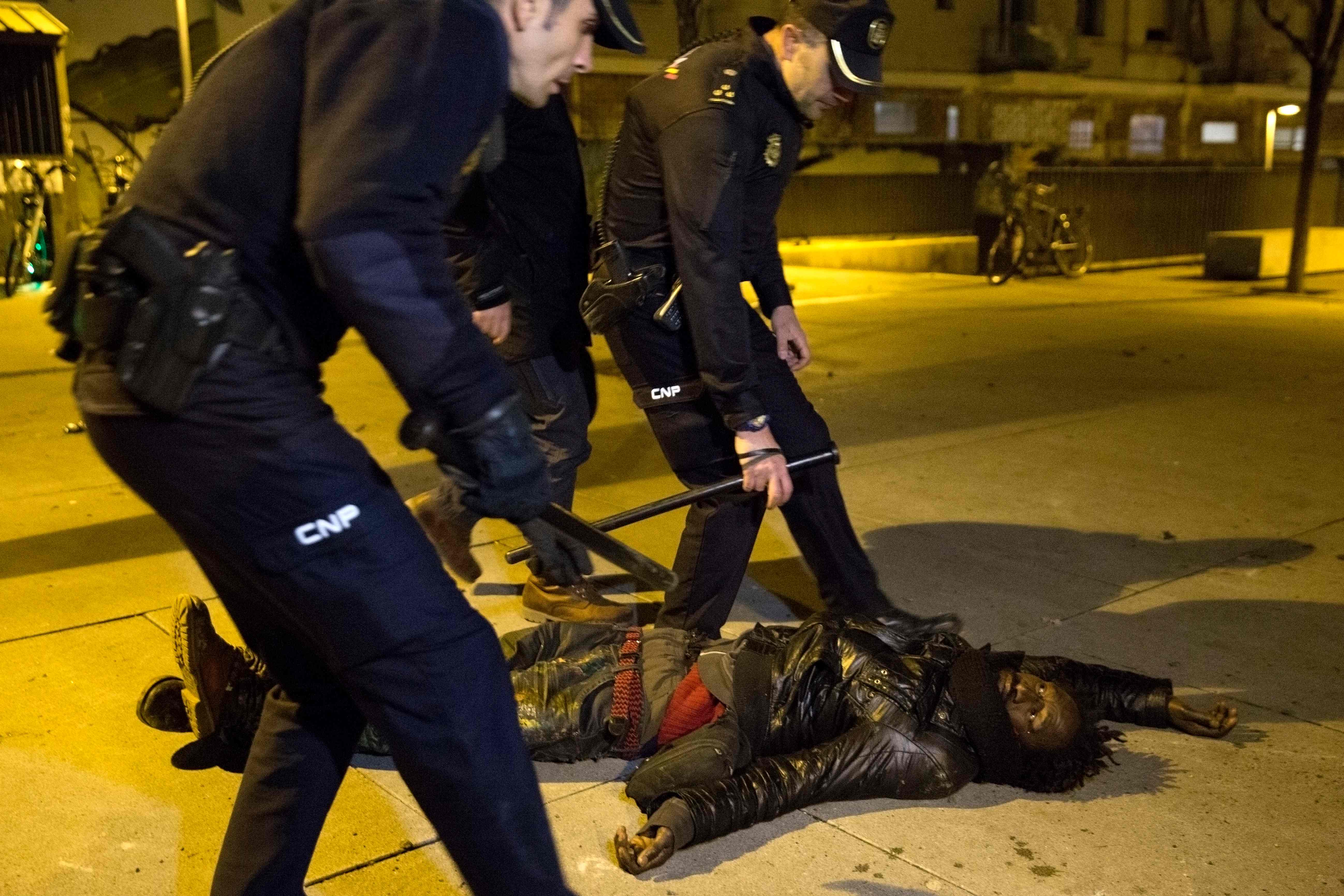 وفاة أحد المهاجرين يشعل المواجهات فى مدريد