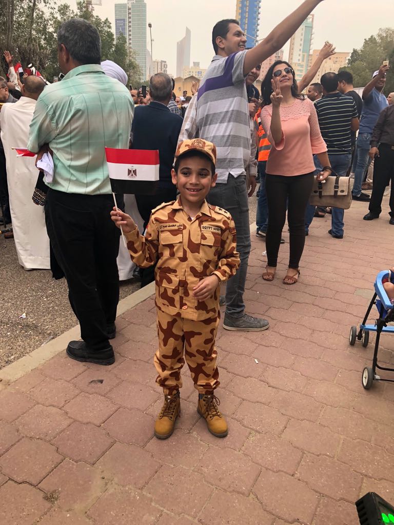 الطفل يرفع علم بلاده
