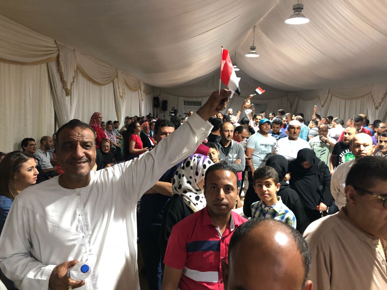 المصريون يواصلون التوافد للإدلاء بأصواتهم فى الإمارات