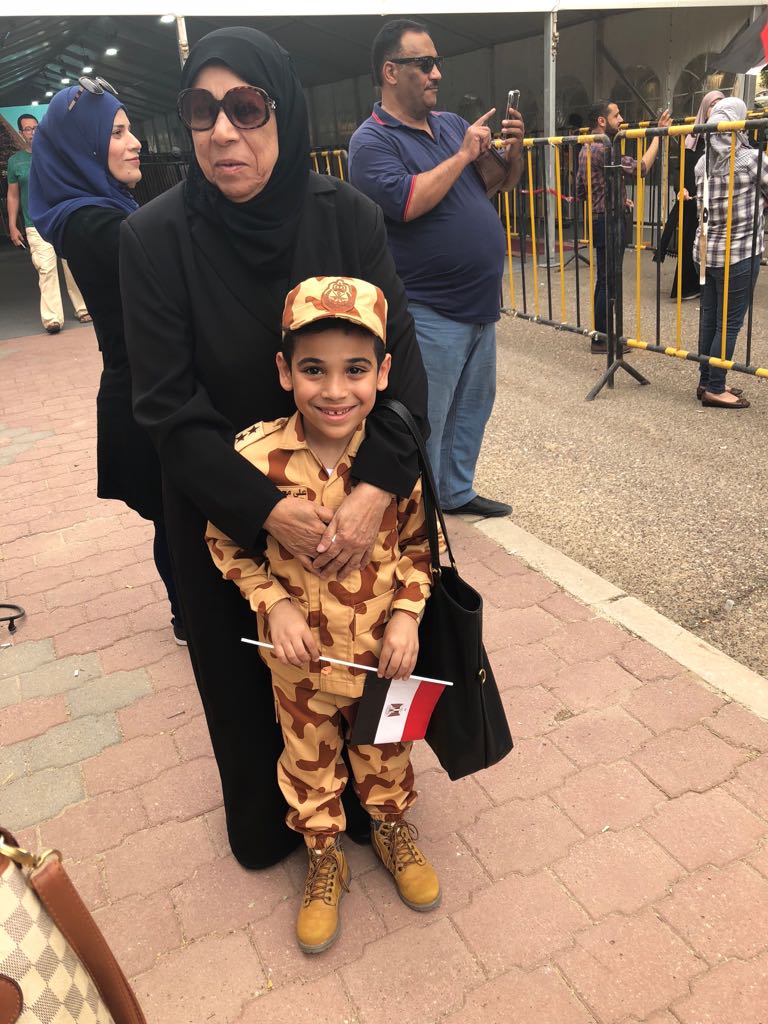 طفل بالكويت يرتدى ملابس الجيش المصرى