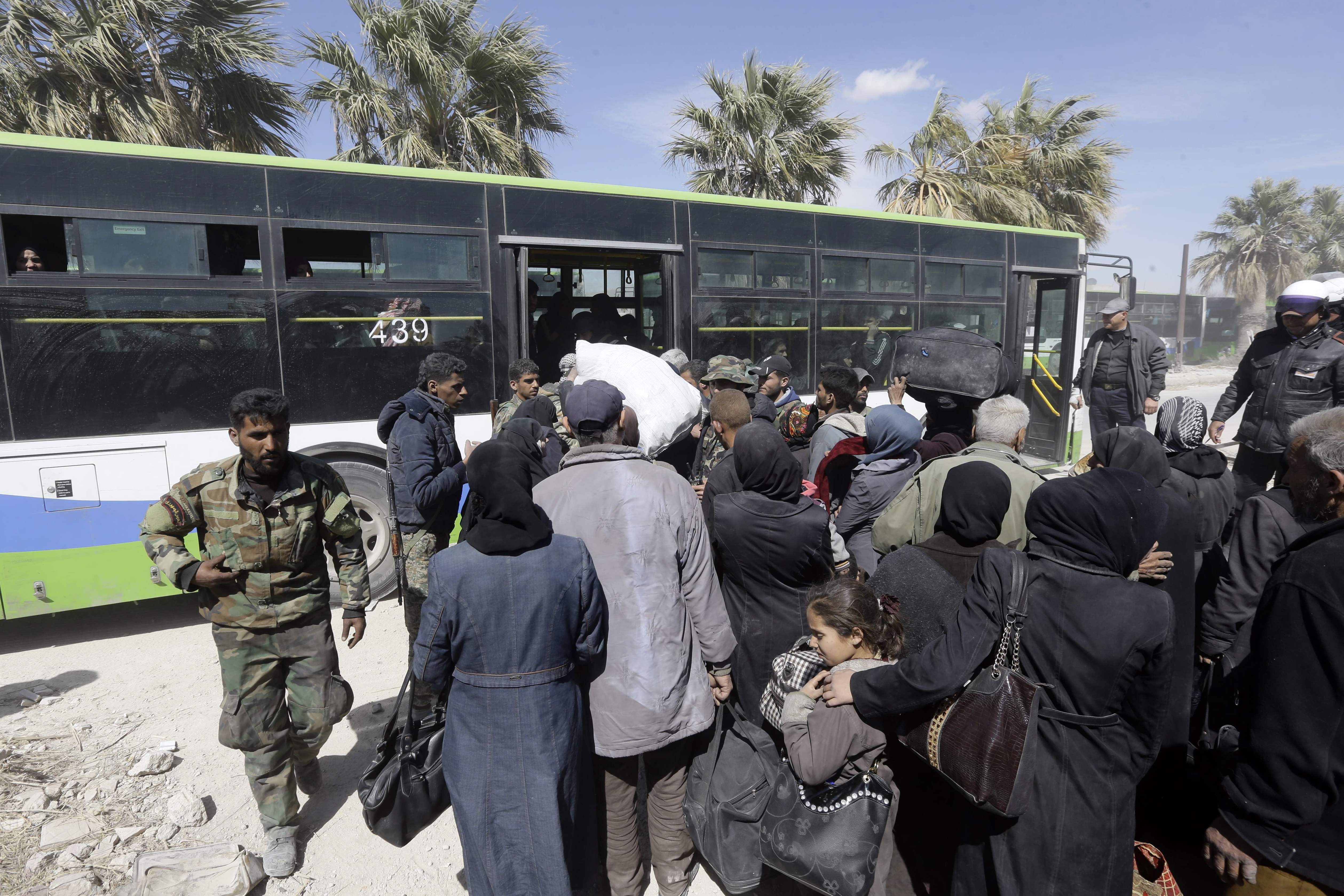 جانب من إجلاء مدنيين من الغوطة الشرقية بسوريا 
