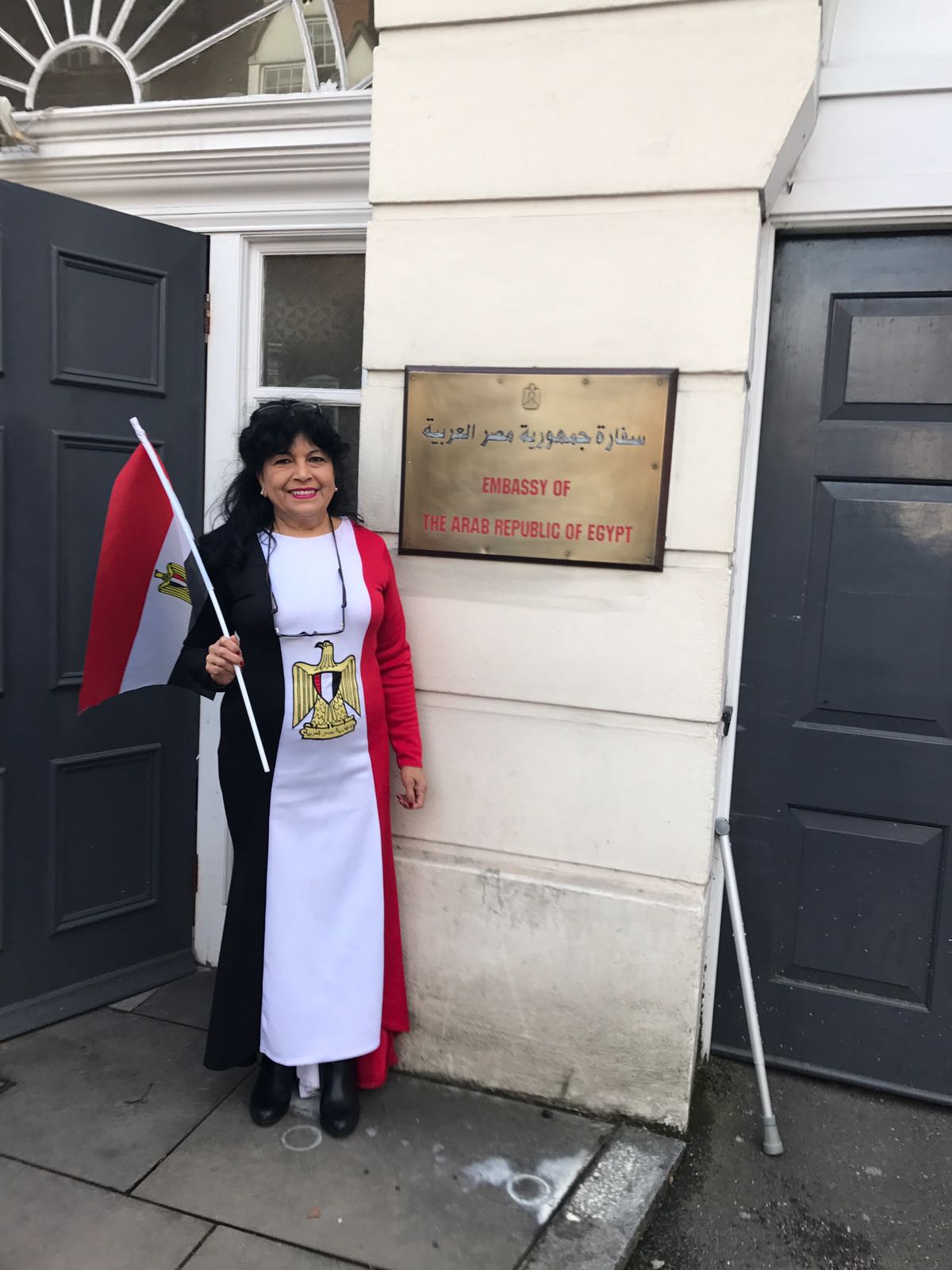 158152-سيدة-مصرية-ترتدى-علم-مصر-أمام-مقر-سفارة-مصر-بلندن