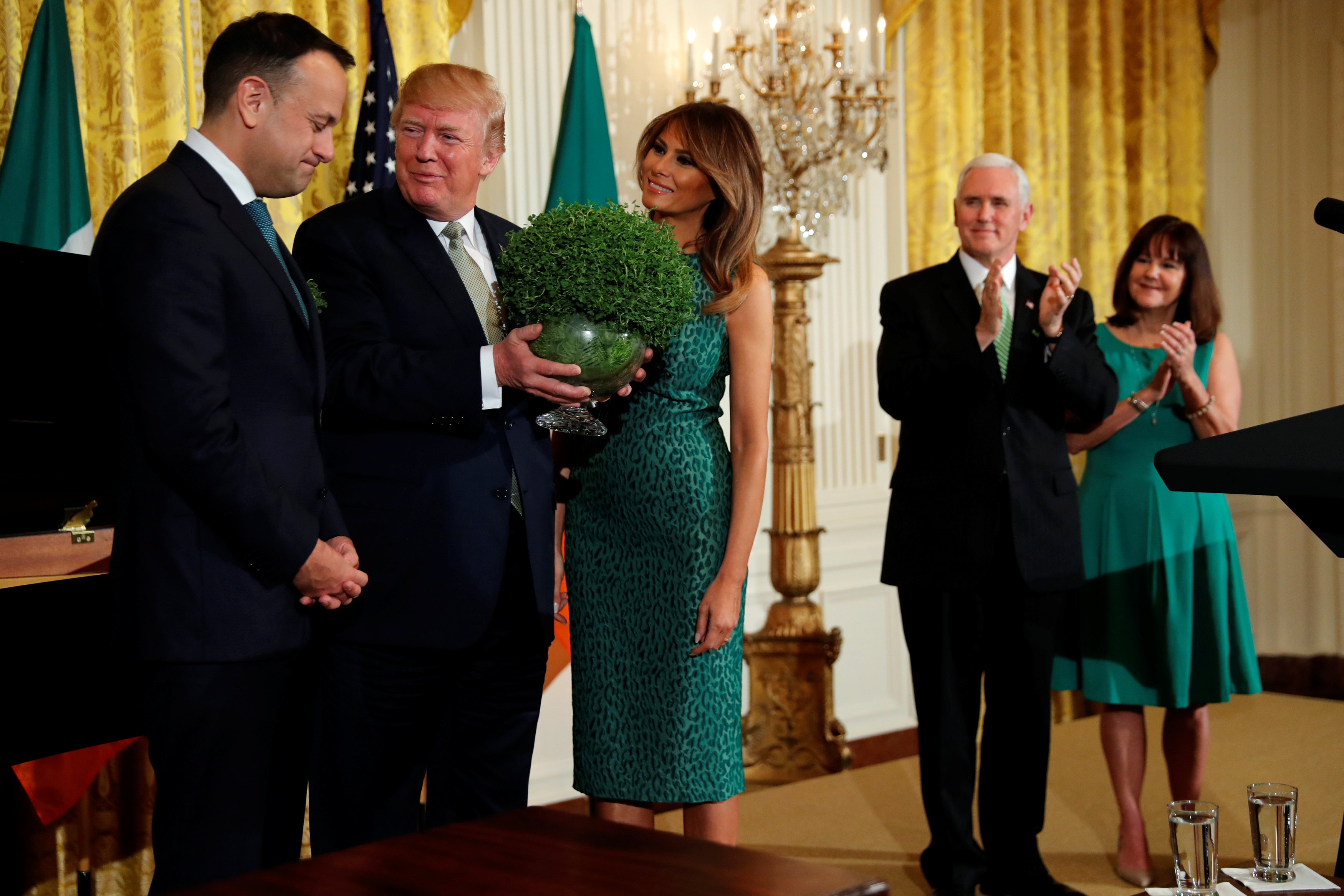 ترامب يستقبل رئيس وزراء ايرلندا ويحتفلان بعيد القديس باتريك في البيت الأبيض