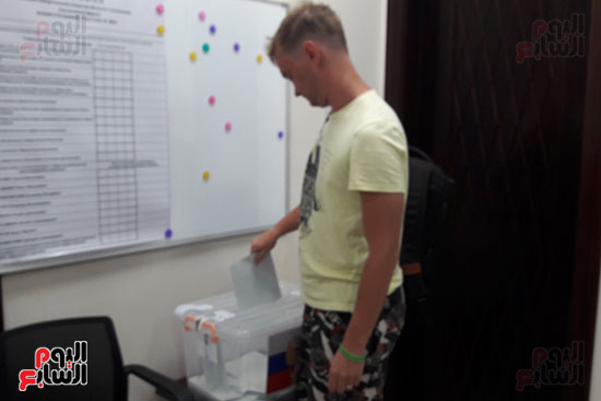 مواطن روسى يضع بطاقة الاقتراع فى الصندوق