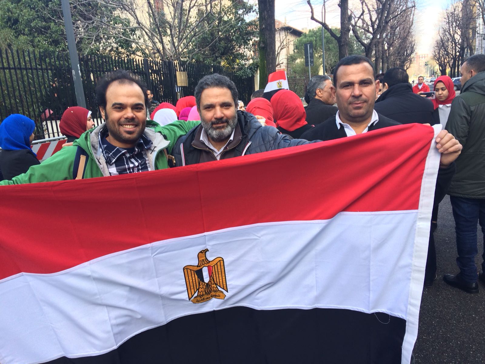 أحفاد عمر مكرم يحملون أعلام مصر قبل التصويت فى الانتخابات