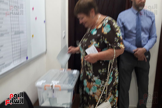 سيدة روسية تدلى بصوتها فى الانتخابات 