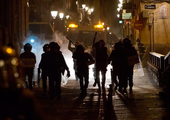 الشرطة الإسبانية تسعى لتفريق المحتجين