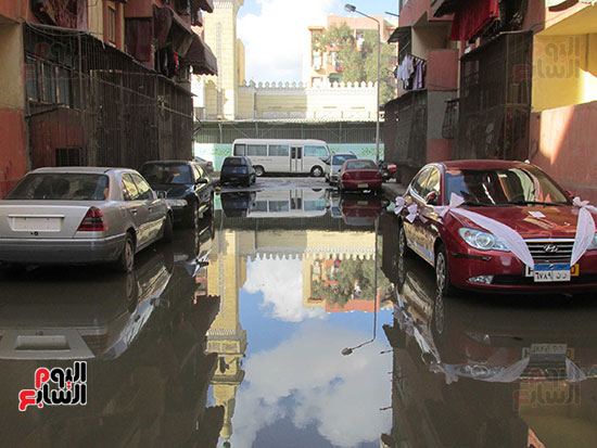   سيارات محنجز ببسبب غرق الشوارع بالمياه