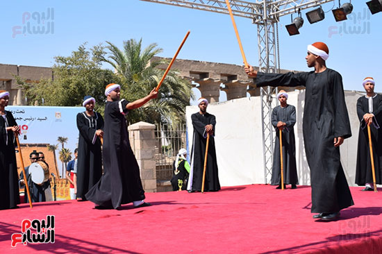 فرقة الأقصر للفنون الشعبية تقدم عرض التحطيب بميدان أبو الحجاج