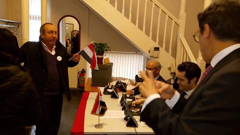 توافد المصريين للإدلاء بأصواتهم فى هولندا (16)