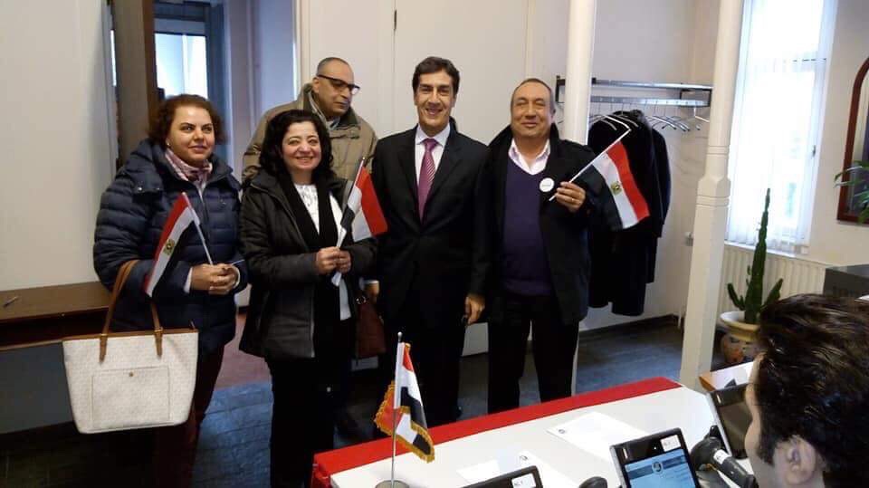 توافد المصريين للإدلاء بأصواتهم فى هولندا (10)