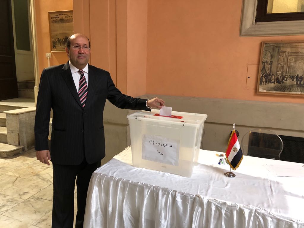 السفير هشاد بدر يدلى بصوته فى الانتخابات الرئاسية