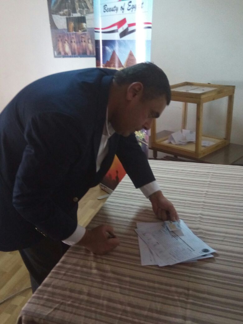 السفير المصرى فى أثيوبيا يدلى بصوته