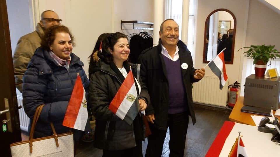 توافد المصريين للإدلاء بأصواتهم فى هولندا (17)