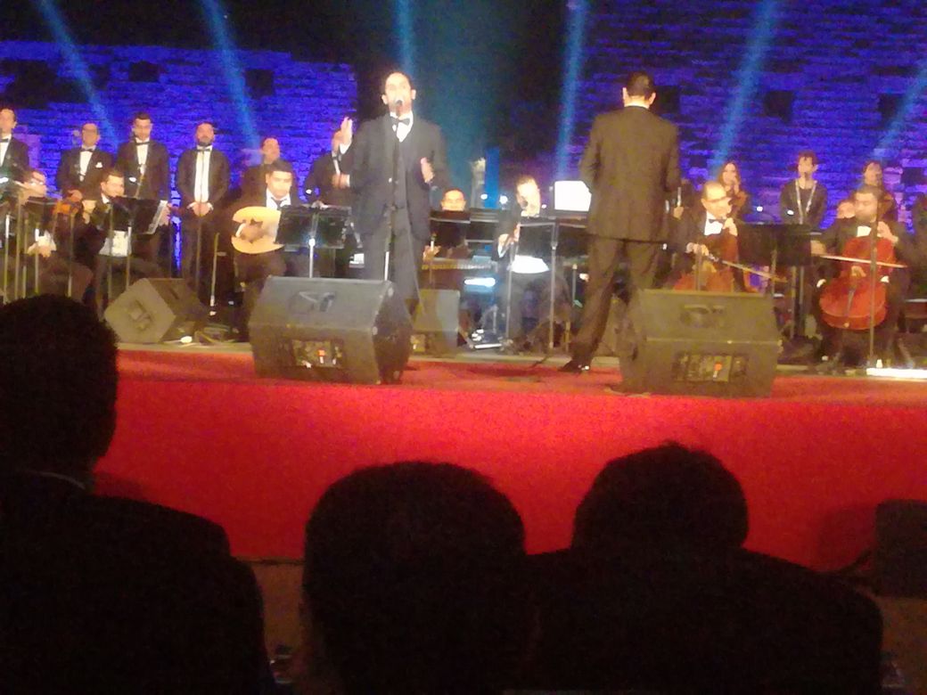              مطرب بدار الأوبرا يقدم أغاني مميزة في الحفل