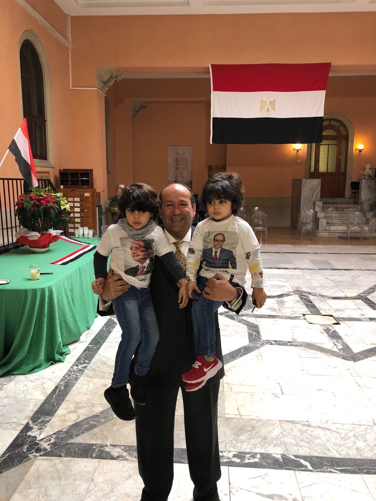 سفير مصر فى روما يحمل أطفال مصر