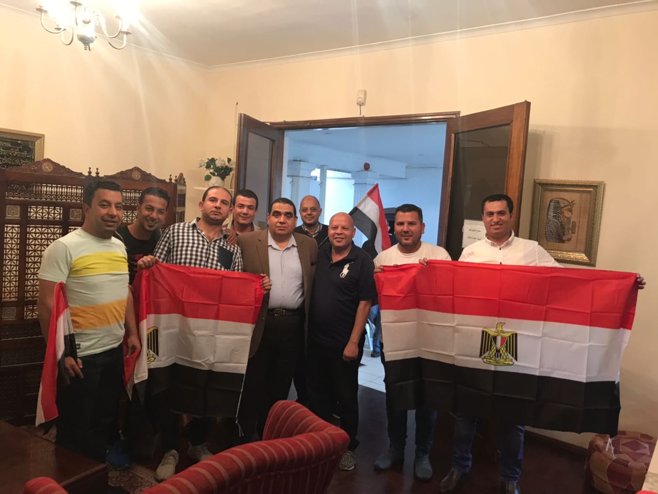 مواطنون مصريون يدلون بأصواتهم فى سفارة مصر بجنوب افريقيا