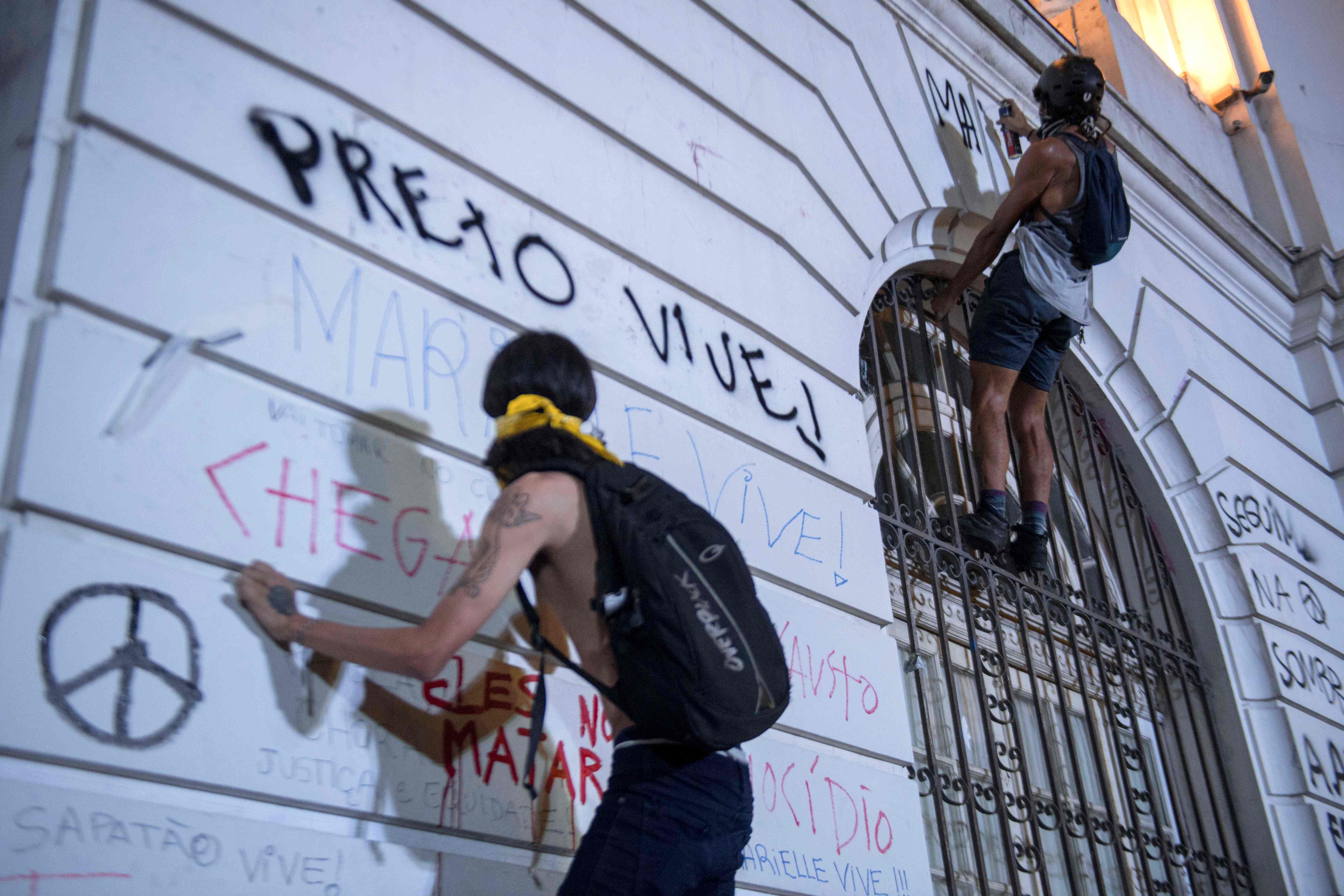 الشباب البرازيلى يندد بطريقته ضد اغتيال مارييل فرانكو