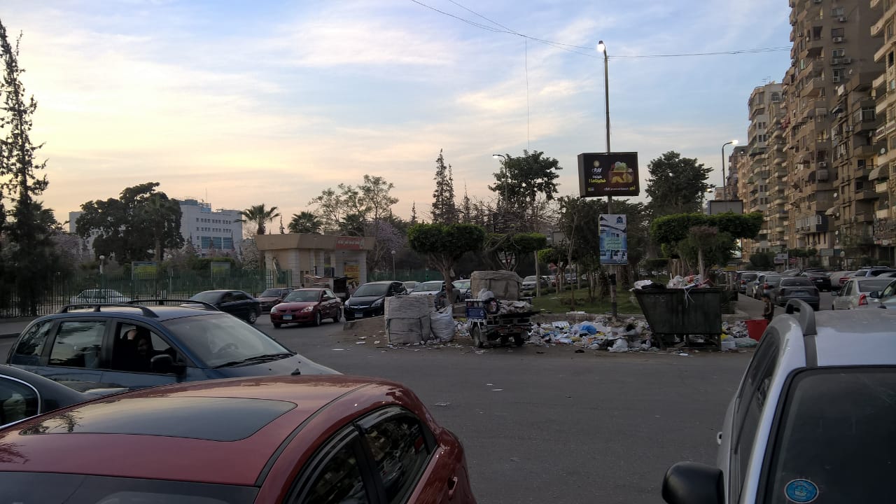 القمامة أمام مكتبة مدينة نصر