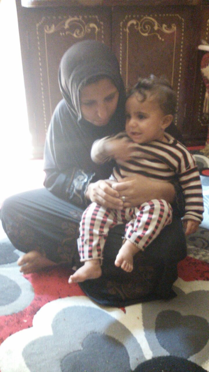 زوجة أحمد وطفله