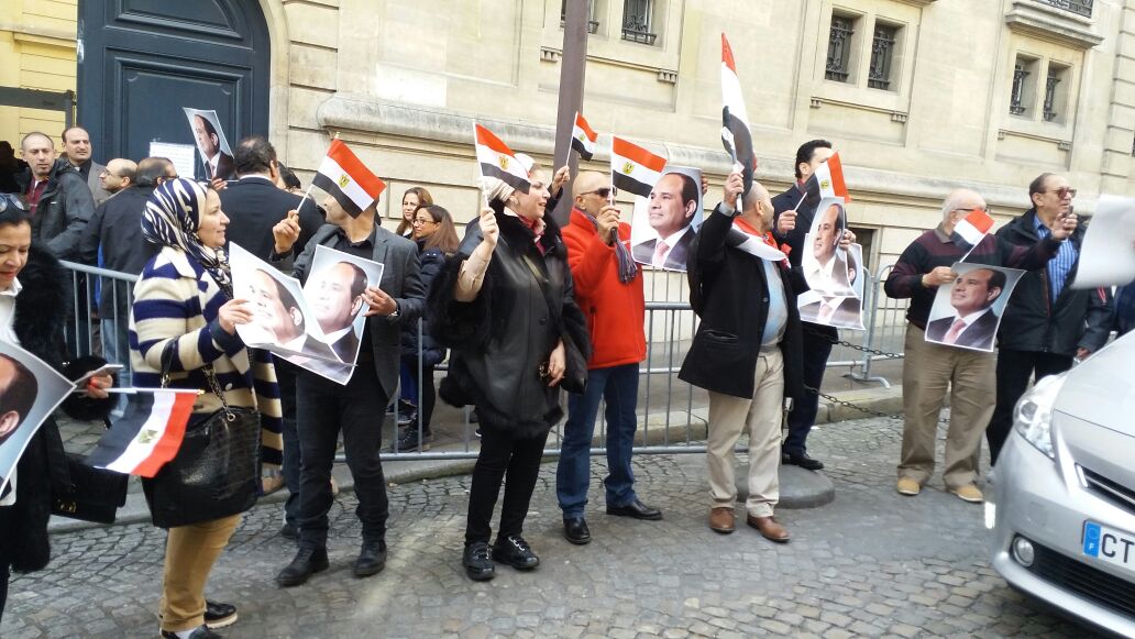 المصريون فى باريس يلوحون بالأعلام