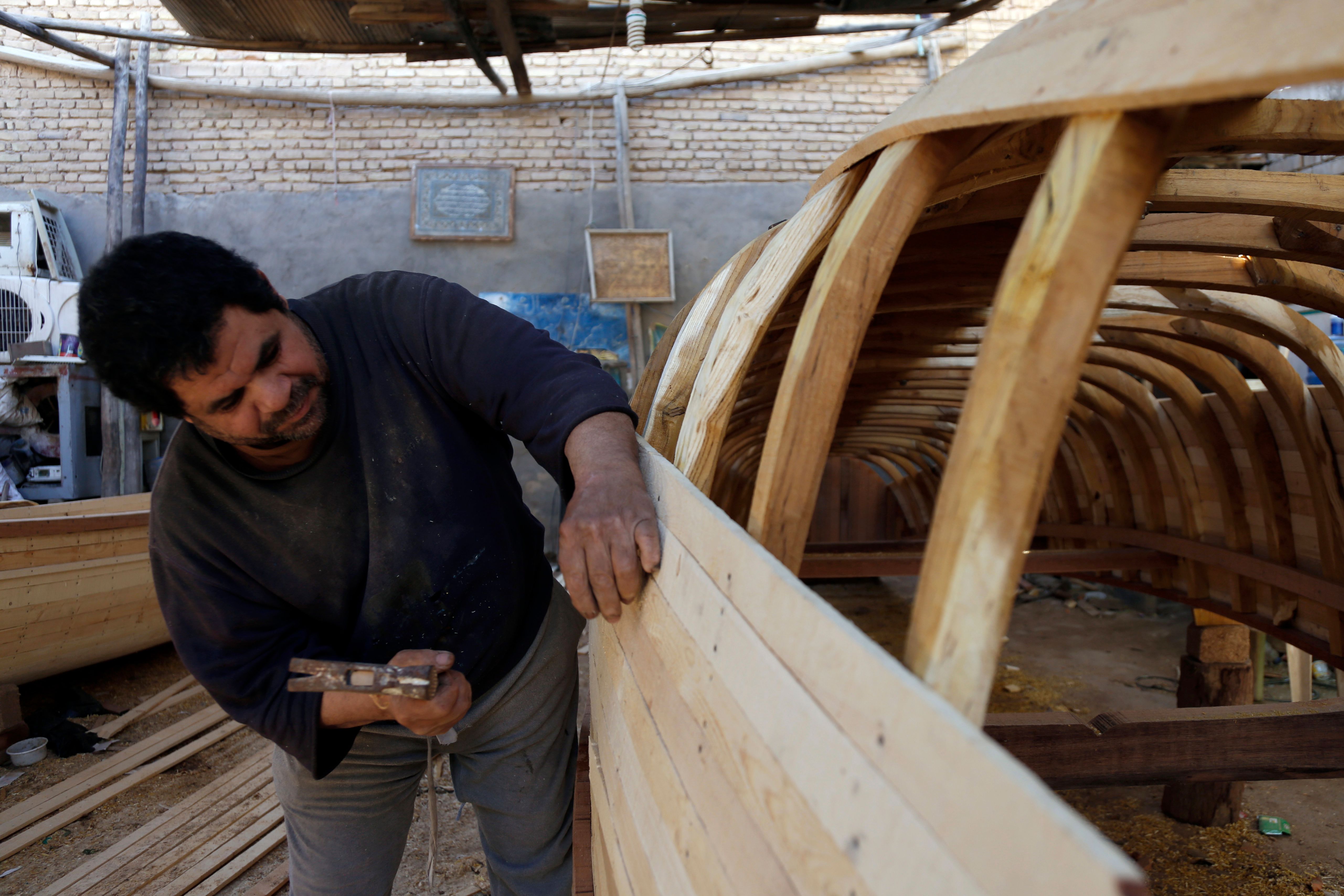  مواطن عراقى يصنع القوارب 