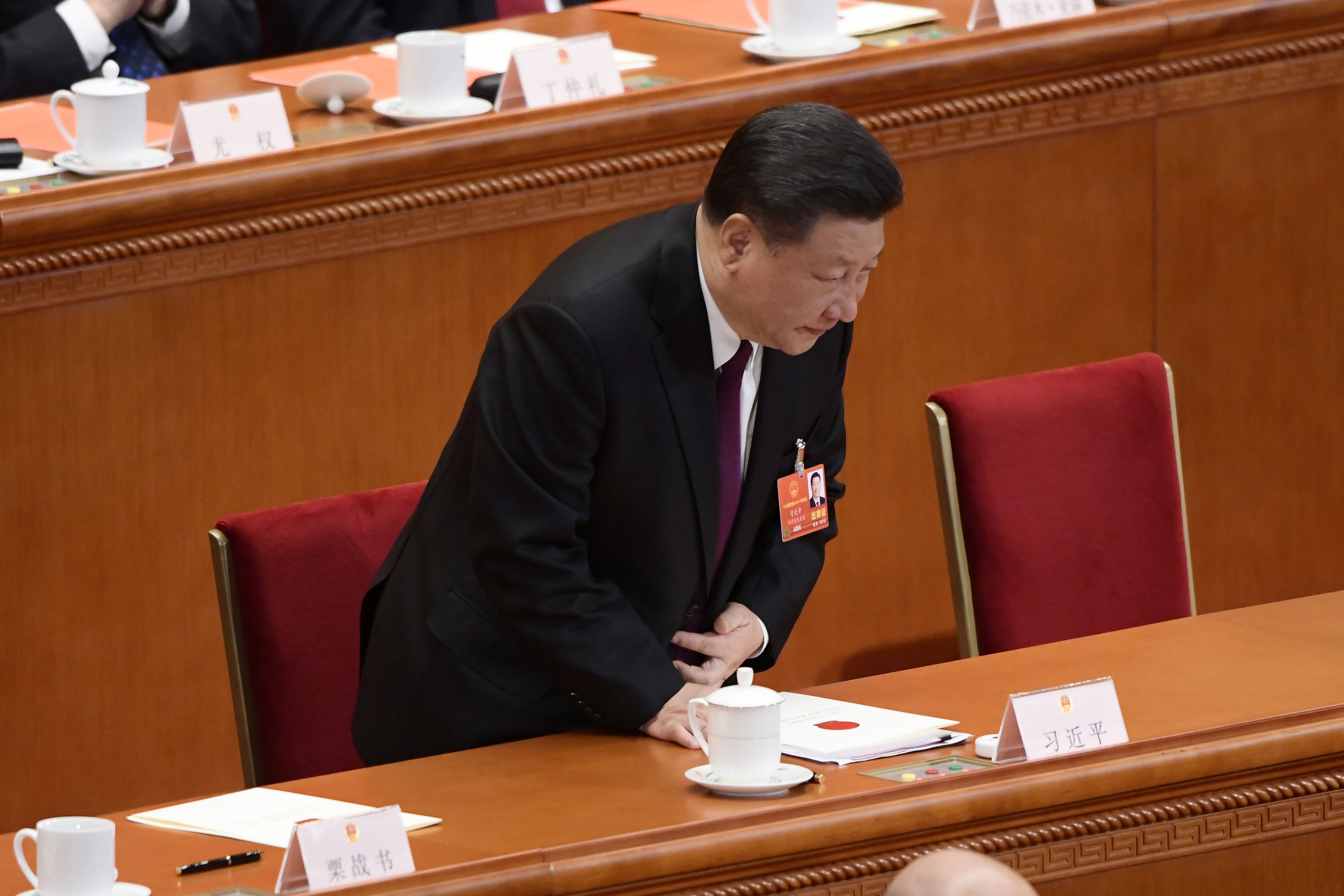 الرئيس الصينى يقدم التحية لأعضاء البرلمان عقب اعادة انتخابه