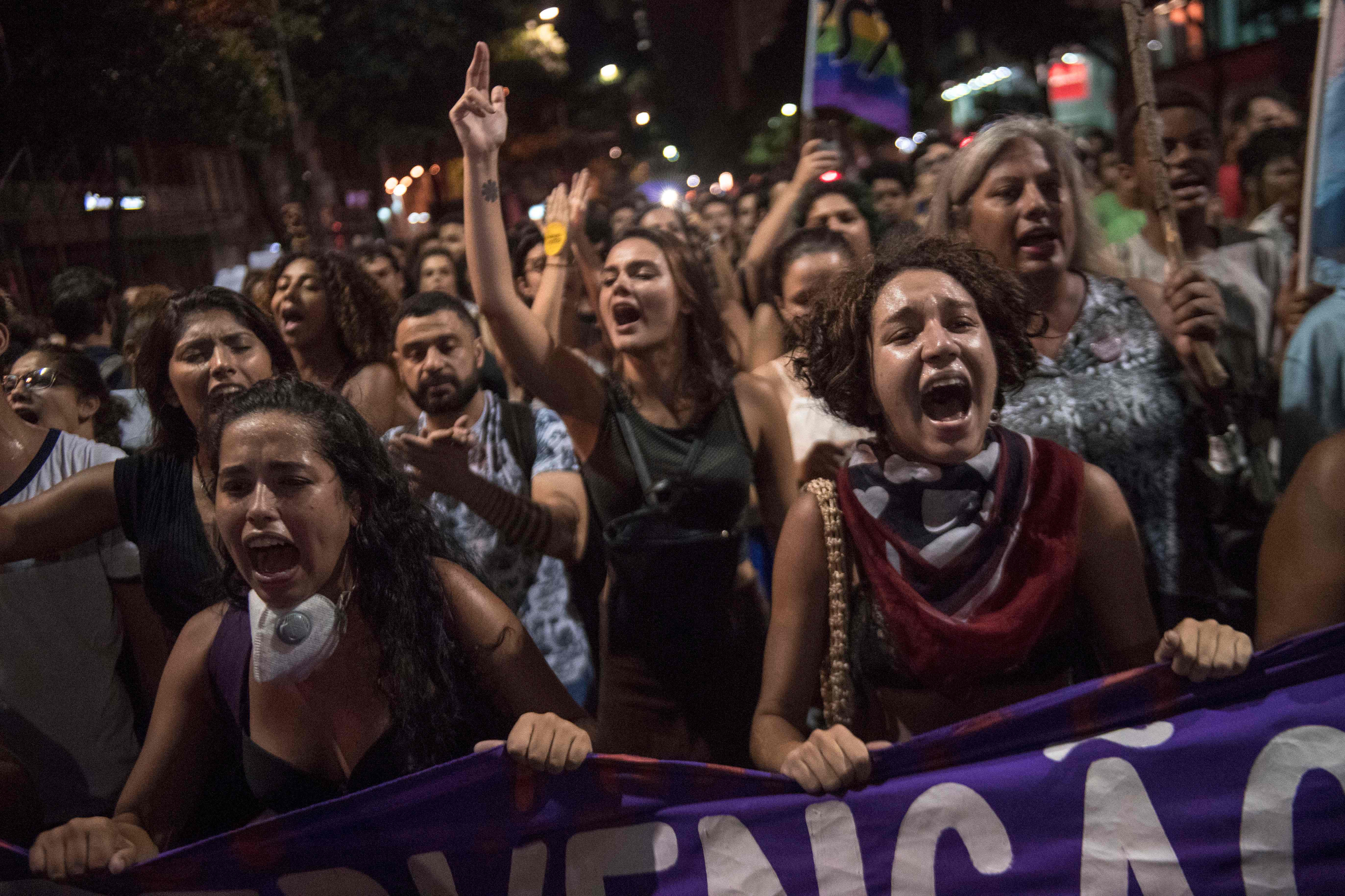 فتيات البرازيل يتظاهرن احتجاجا على اغتيال مارييل فرانكو
