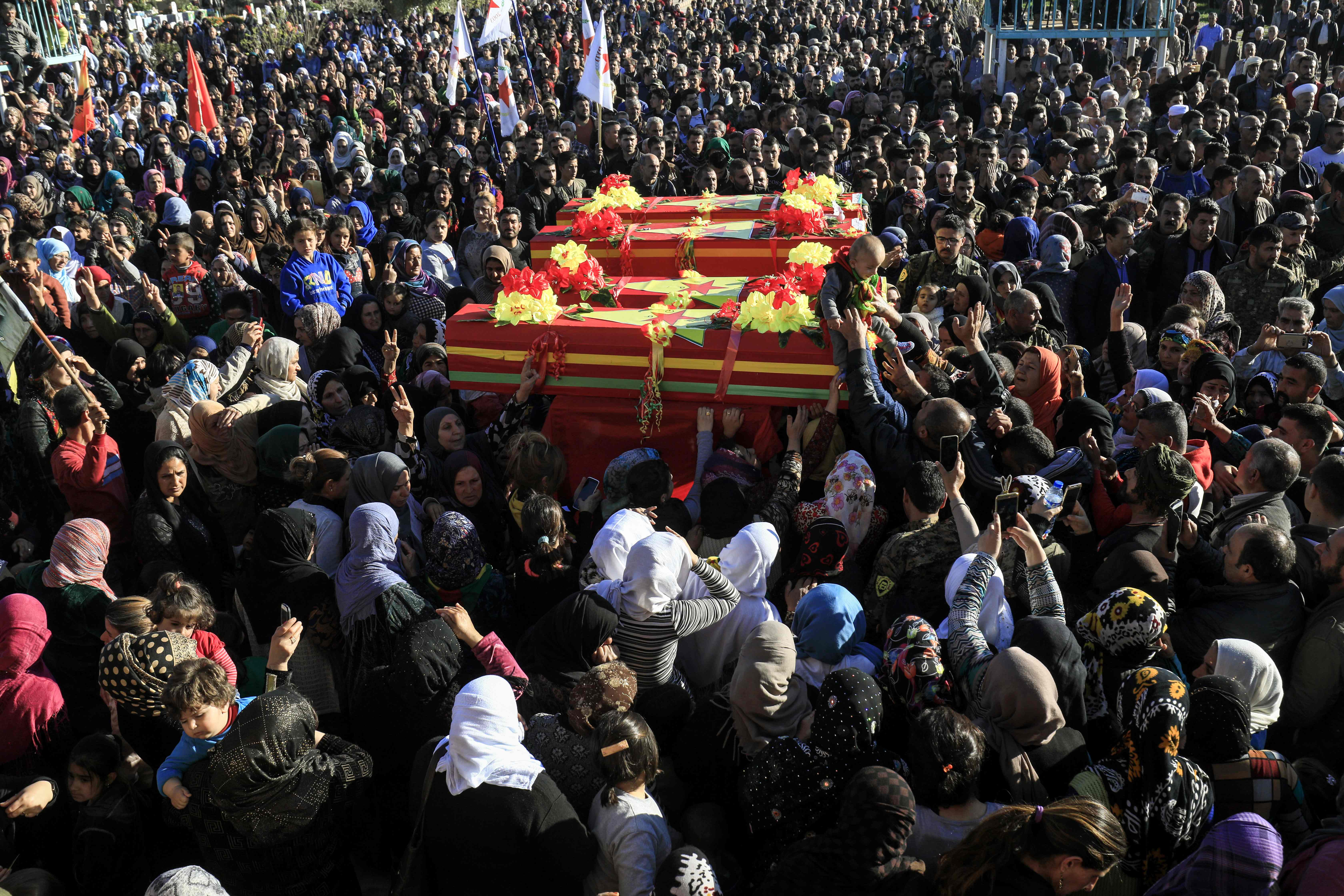 تشييع جثمان المقاتلين الأكراد 
