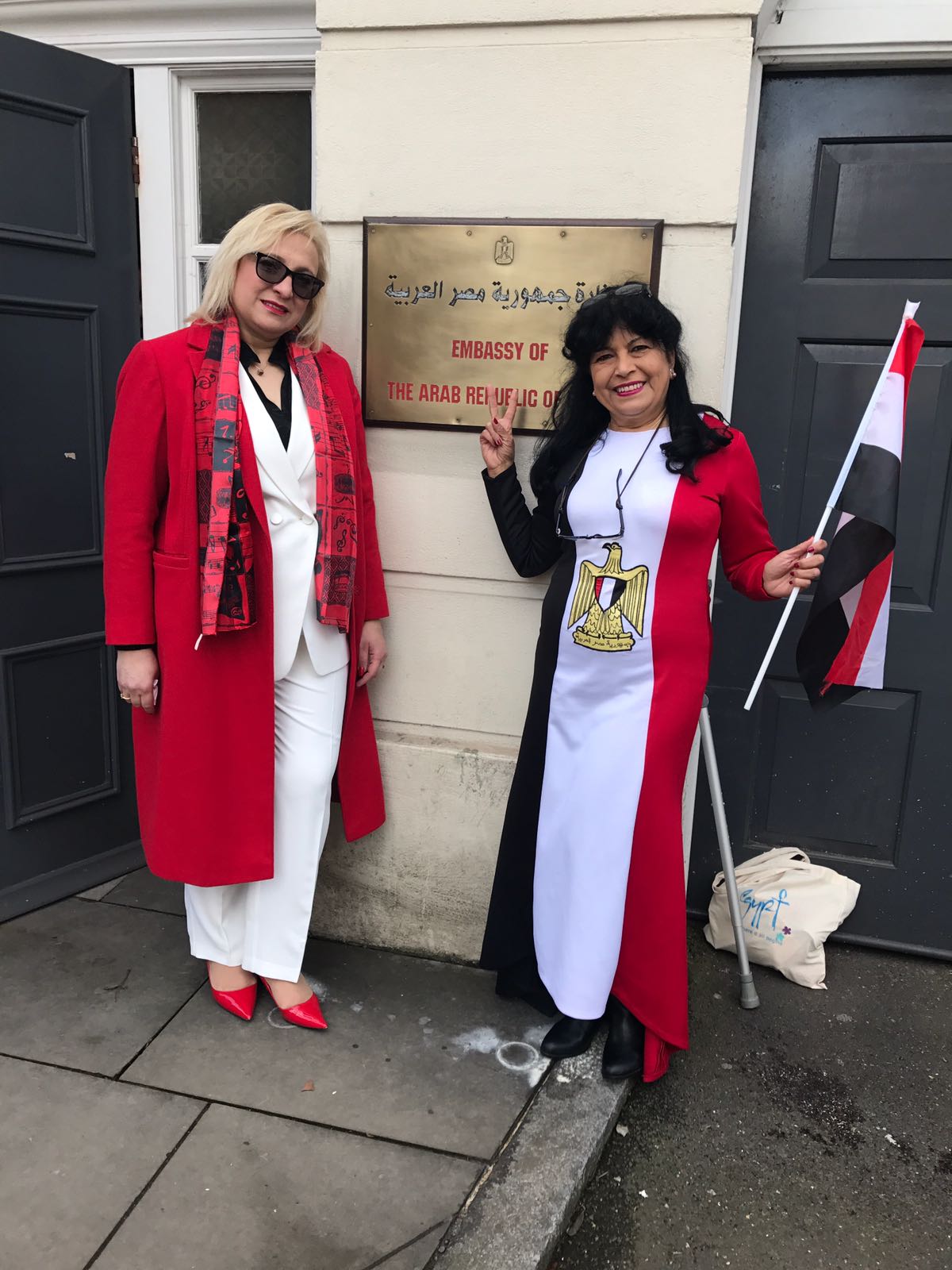 سيدتان مصريتان أمام مقر سفارة مصر بلندن