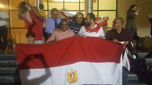 الجالية المصرية تلتقط صورا تذكارية بعد التصويت