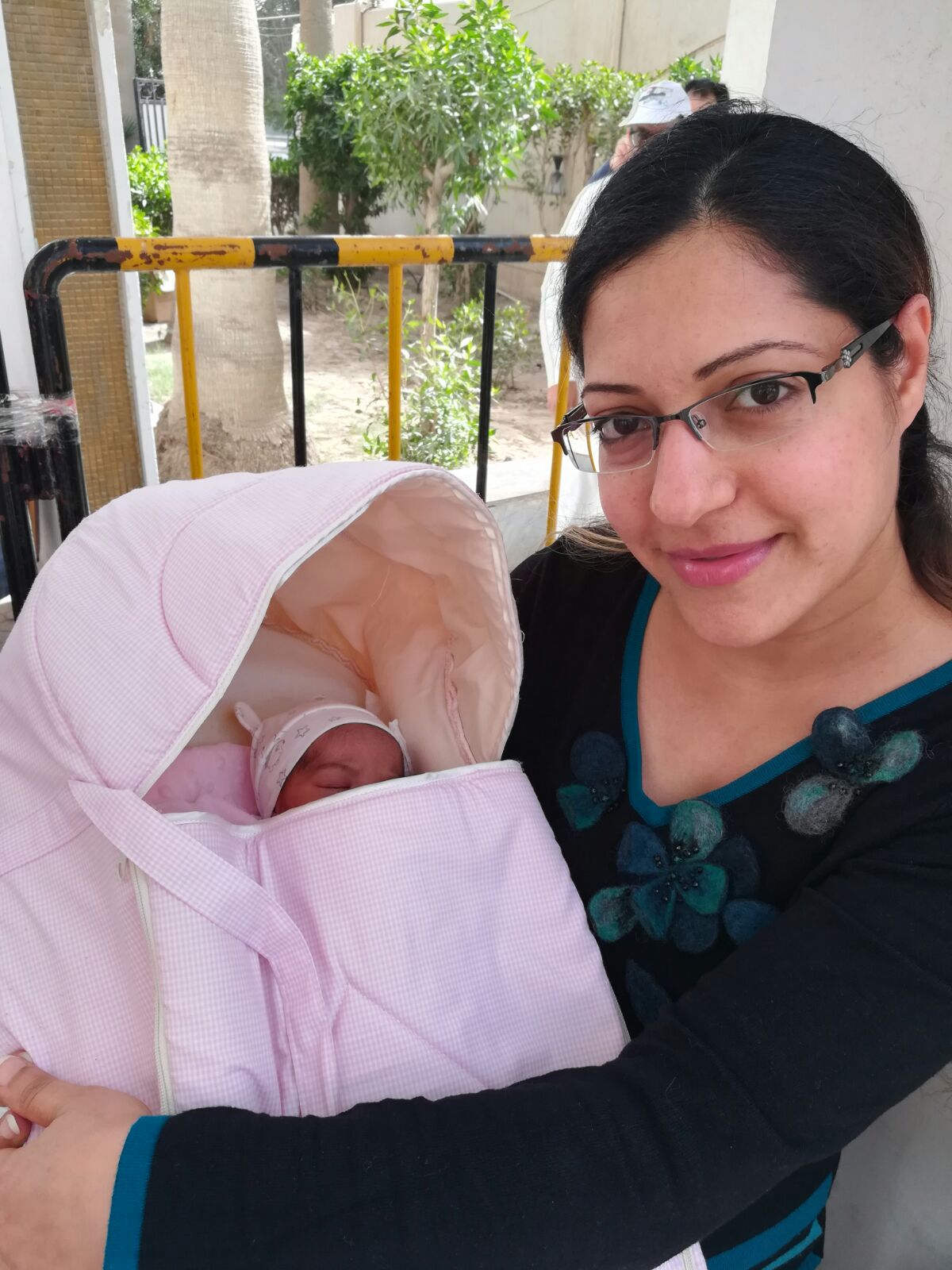 مصرية تخرج من المستشفى بعد الولادة للتصويت