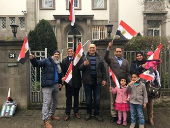 الجالية المصرية أمام السفارة بألمانيا