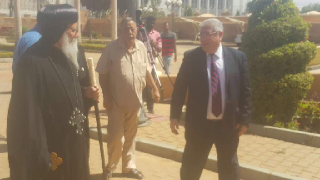سفير مصر فى السودان يشرف على عملية تصويت المصريين فى انتخابات الرئاسه
