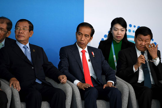 رئيس وزراء كمبوديا يستمع لكلمات الجلسة الافتتاحية