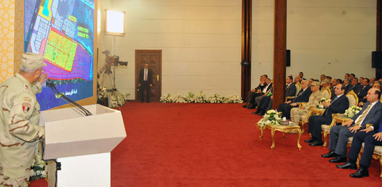 الرئيس السيسي يتفقد المشروعات التنموية بشرق بورسعيد (2)