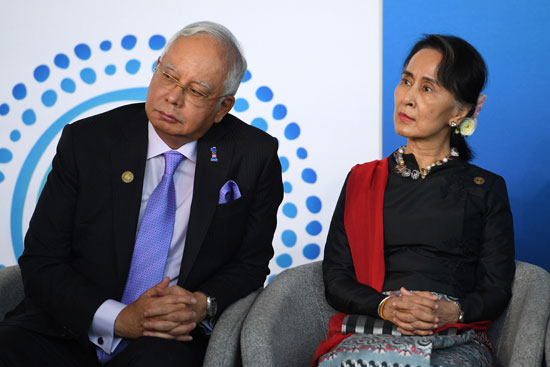 رئيس وزراء ماليزيا وزعمية ميانمار خلال قمة آسيان