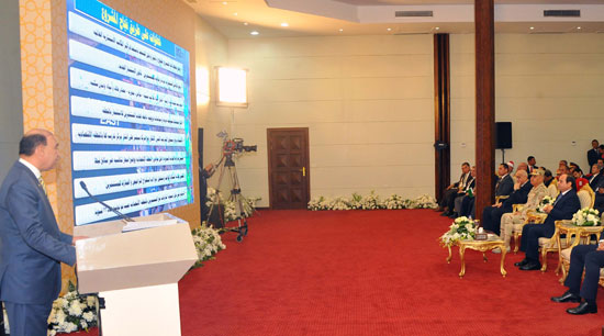 الرئيس السيسي يتفقد المشروعات التنموية بشرق بورسعيد (1)
